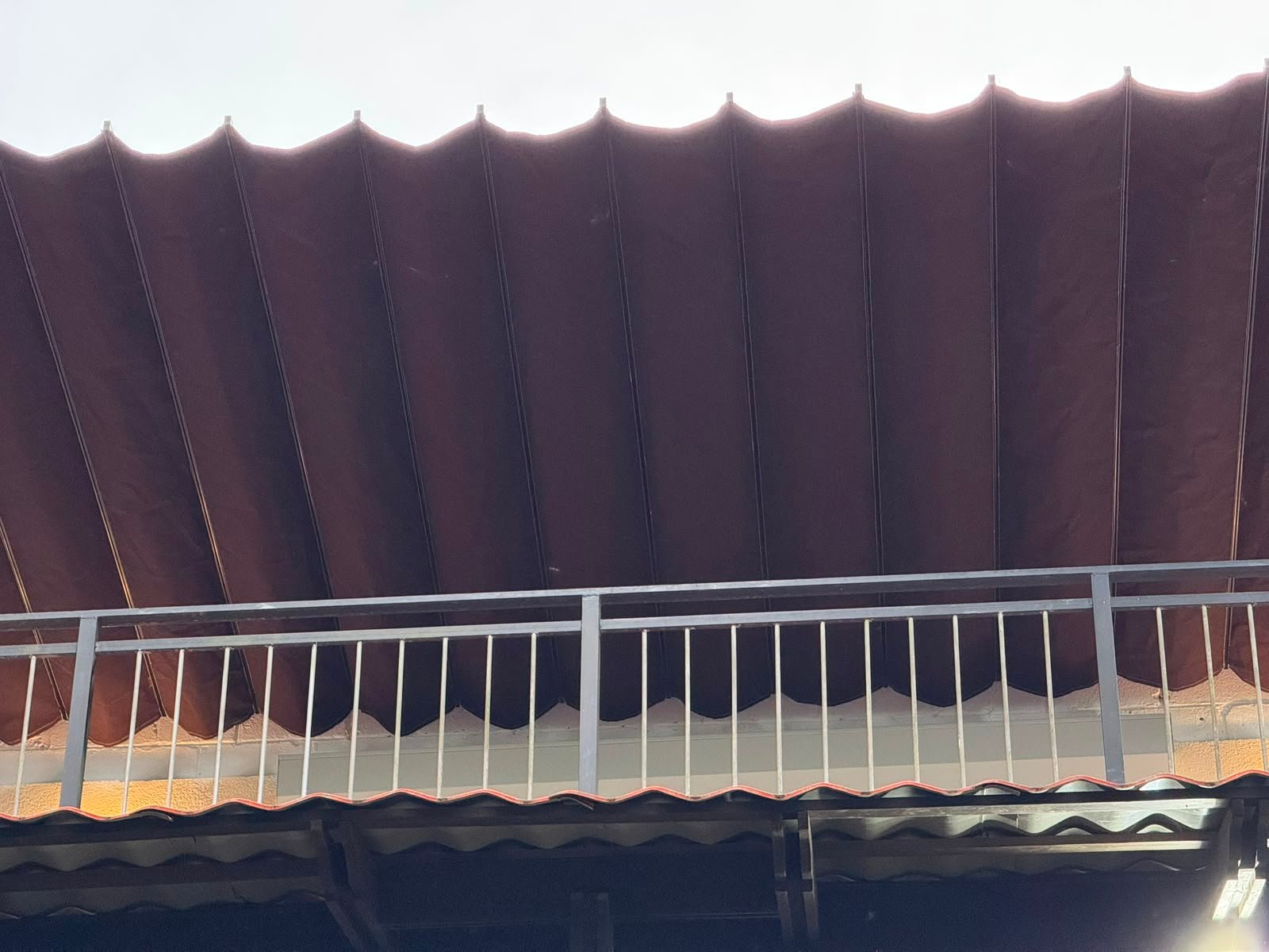 Toldo retráctil instalado